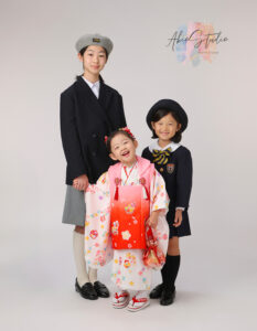 3歳女の子と三姉妹撮影 白のお被布に可愛い小花がお似合いです!お姉さま方の制服もとってもお似合いです