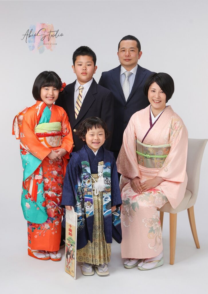 お母さまもピンク系の上品な着物をお召しになり、家族全員での和装姿は圧巻の美しさ。