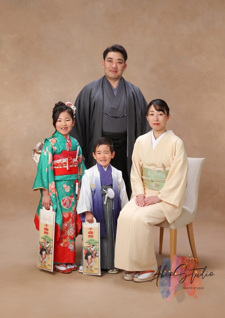 鮮やかな緑色の七五三着物を身にまとったお嬢様と、白と紫のグラデーションが美しい羽織袴姿の弟さん。
パパ様ママ様もお着物をお召しになり素敵な家族写真となりました